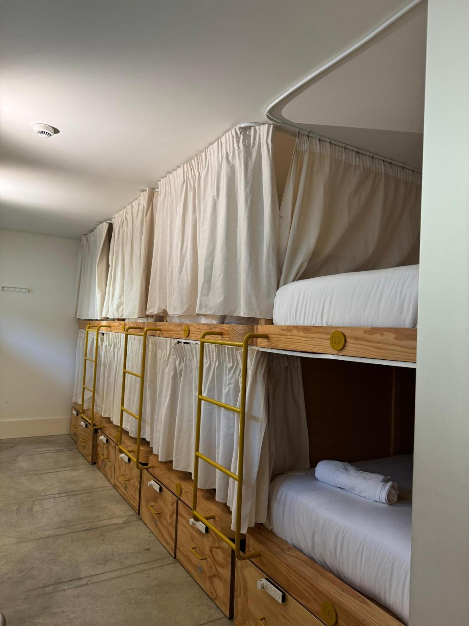 Surf & Sea Suites Parede Exterior photo